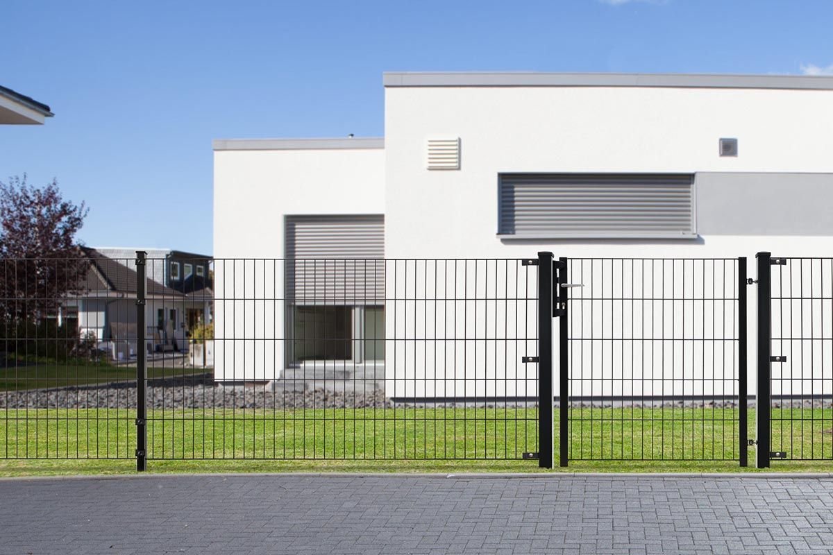 Preview: Steel mesh fence 5/4/5 with posts model BLACKY example 2