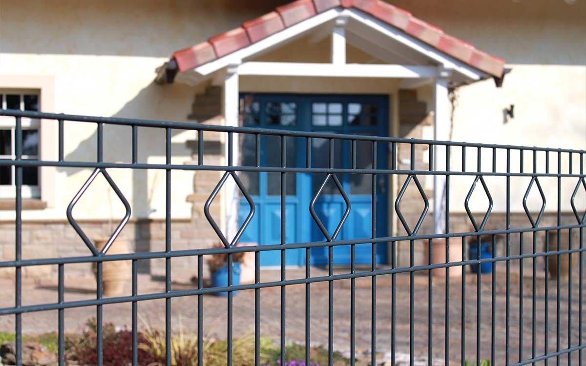 Preview: Steel mesh fence 6/5/6 with posts model GIRONA - example 1