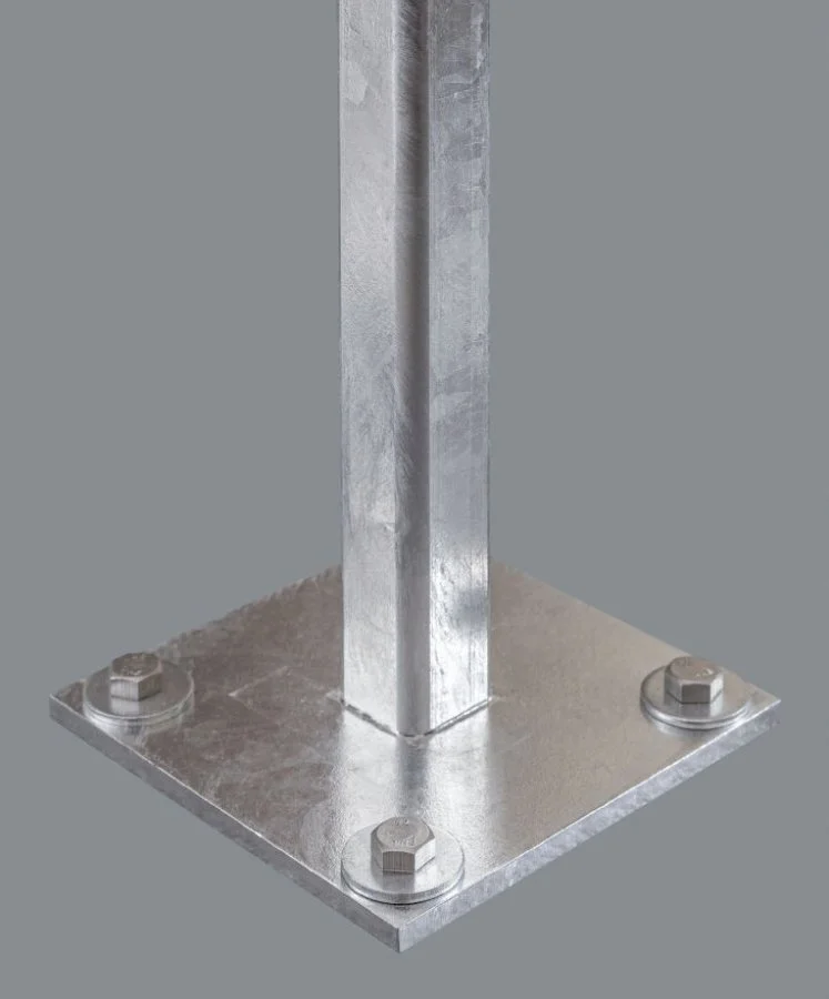 Post anchor for screwing on