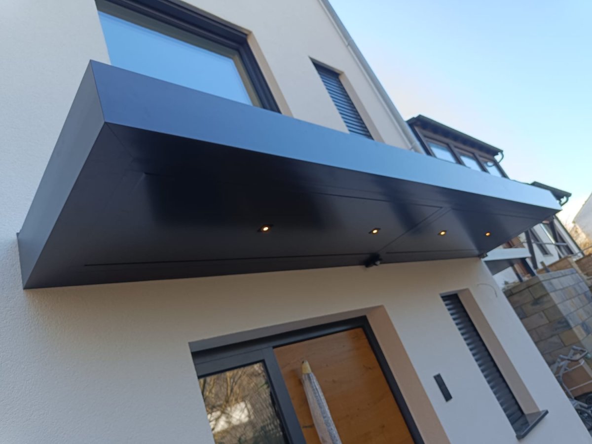 Preview: Aluminium Vordach Modell Platin auf Tragwerk 245 mm