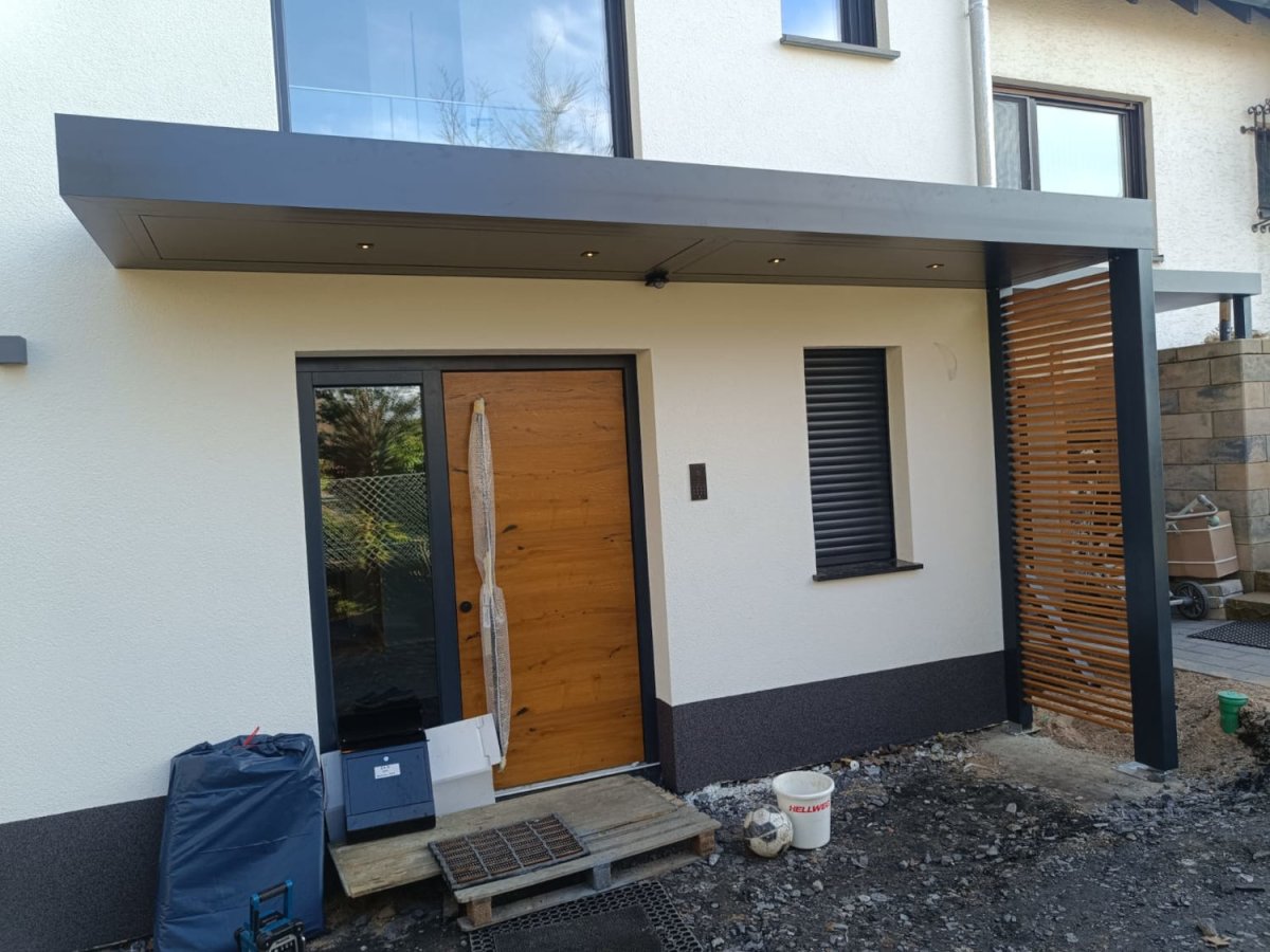 Preview: Vordach Platin auf Tragwerk Kundenfoto mit Seitenteil