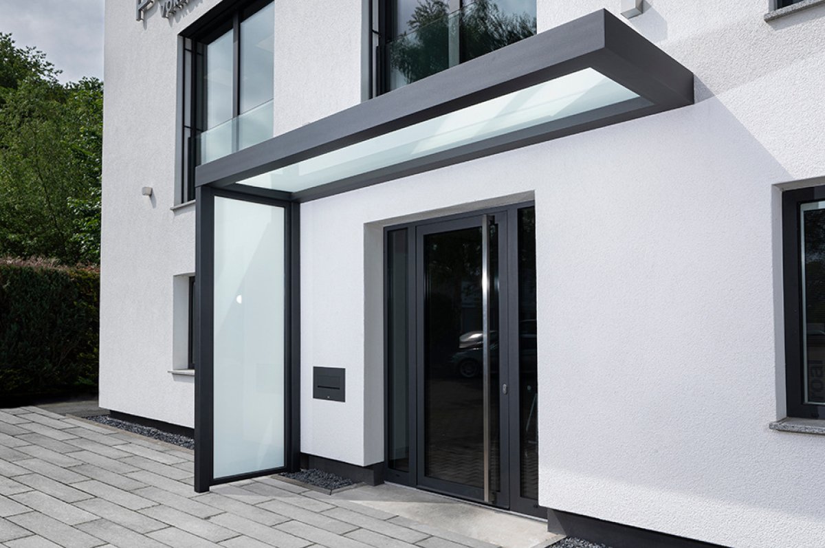 Preview: Aluminium Vordach Modell Platin mit VSG Verglasung