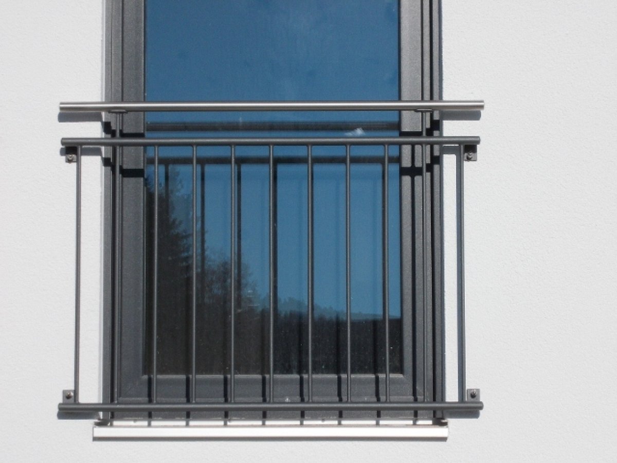 Preview: French balcony Lyon - powder coated - wall mounted in front - customer