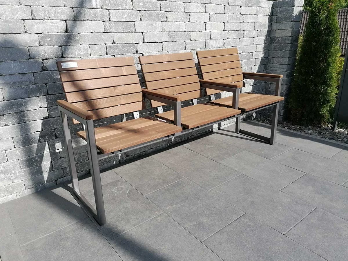 Bench metal wood combi with armrests