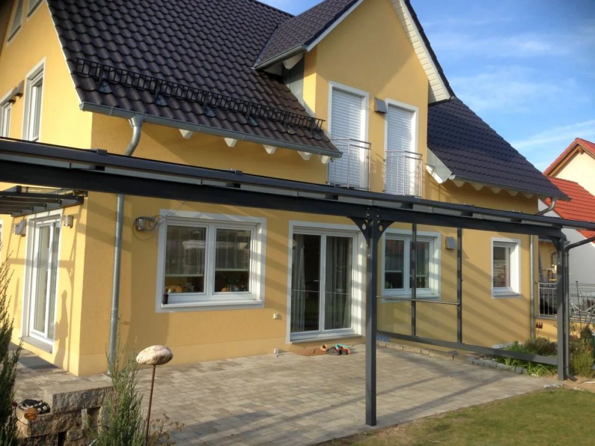 Terrassenueberdachung-Haus-gelb