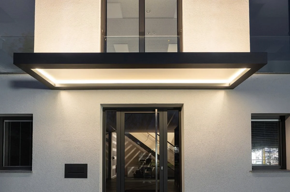 Vordach freitragend mit indirekter LED Beleuchtung